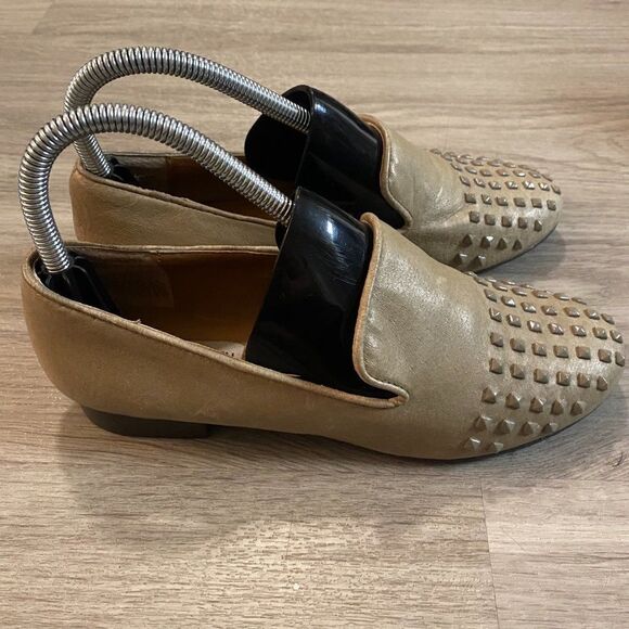 Steve Madden Womens P-Galia Beige Slip On Leather Studded Loafer Shoes Size 6M - Picture 1 of 8